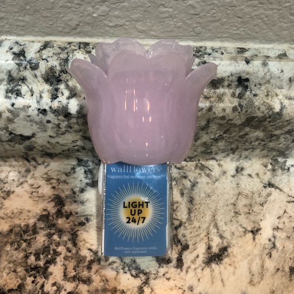 Bath and Body Works wallflower plug - Picture 2 of 4